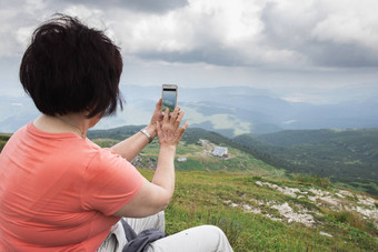 <strong>高级</strong>女人采取照片智能手机山