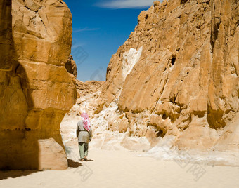 贝都因人走岩石沙漠峡谷埃及dahab