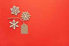 圣诞节装饰木雪花工艺标签明亮的红色的背景复制空间节日一年销售概念水平平躺最小的风格前视图