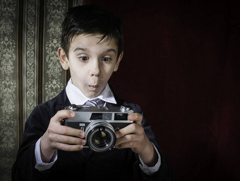 孩子采取图片古董相机