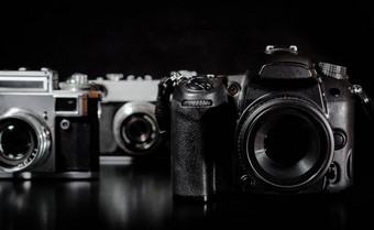 古董相机现代相机黑色的背景