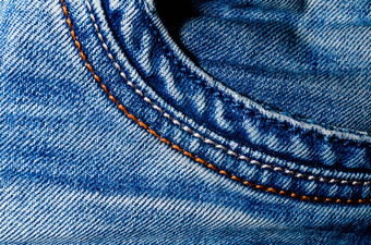 纹理口袋里蓝色的皱巴巴的牛仔裤宏特写镜头