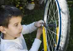 孩子修复自行车
