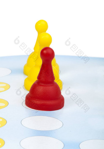 红色的黄色的<strong>游戏</strong>棋子白色孤立的