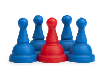 红色的蓝色的<strong>游戏</strong>棋子白色孤立的