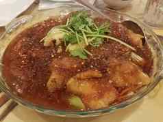中国人辣的鱼辣椒石油碗勺子大蒜