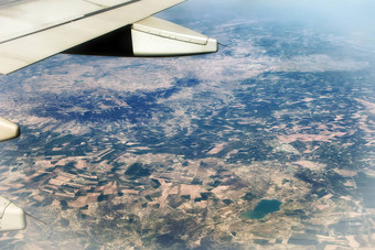 前视图地面飞机欧洲景<strong>观色</strong>彩斑斓的模式树字段河流湖泊