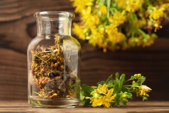 概念顺势疗法Herbal治疗干金丝桃属植物叶连翘图山saint-johns-wort瓶