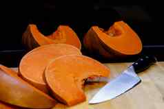 食物感恩节块明亮的橙色南瓜厨房刀谎言木董事会