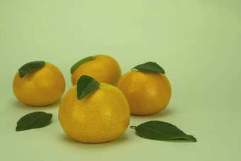 农业背景柑橘类特写镜头特写镜头颜色减少减少食物新<strong>鲜</strong>的新<strong>鲜水果</strong>绿色一半健康健康的孤立的汁多汁的叶自然自然橙色橙色<strong>水果</strong>橙色叶橙色片橙子有机完美的一块生让人耳目一新成熟的部分段集片<strong>切</strong>片工作室甜蜜的味道美味的
