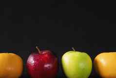 新鲜的红色的绿色苹果橙色灰色的黑色的背景新鲜的水果背景概念
