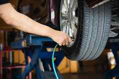 技术员膨胀车轮胎车维护服务运输安全概念