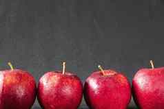 新鲜的色彩斑斓的苹果水下降皮肤灰色的背景清洁新鲜的水果背景概念