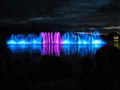 喷泉蓝色的深红色的晚上水