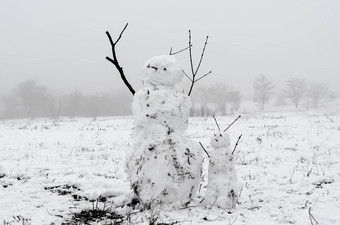 令人毛骨悚然的雪人脏雪背景树