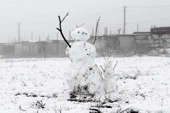 令人毛骨悚然的<strong>雪人</strong>脏雪背景混凝土