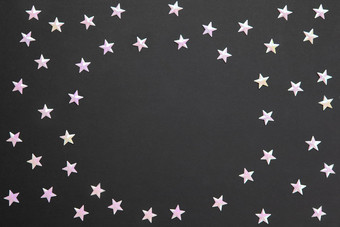 框架混乱的众多珍珠五彩纸屑形式小星星黑色的纸背景复制空间庆祝活动假期销售时尚概念水平平铺空白问候卡片
