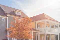 色彩斑斓的秋天叶子典型的故事房子老虎屋顶达拉斯