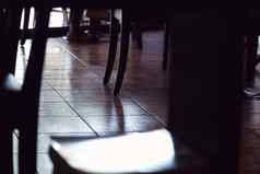 椅子腿行瓷砖地板上Absract黑暗艺术背景