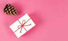 白色礼物盒子松锥粉红色的背景
