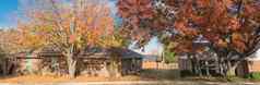 全景单故事平房房子郊区达拉斯明亮的秋天树叶颜色