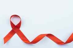 艾滋病意识红色的丝带白色背景复制空间