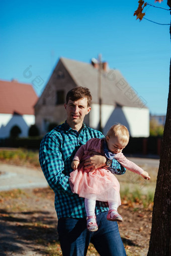 快乐爱的家庭父亲女儿孩子女孩玩拥抱在户外可爱的女孩拥抱爸爸概念父亲的一<strong>天真</strong>实的图像