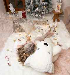 女坐在地毯前面圣诞节树