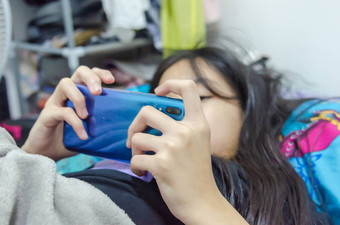 亚洲女孩上瘾细胞电话