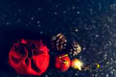 圣诞节闪亮的黑色的背景红色的礼物袋圣诞节玩具