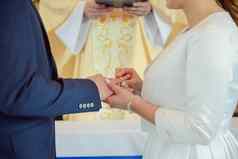 新娘新郎婚礼仪式把婚礼环手指