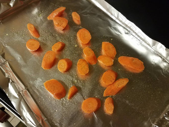 橙色胡萝卜片金属箔烘焙托盘