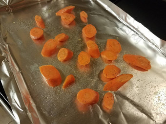 橙色胡萝卜片金属箔烘焙托盘