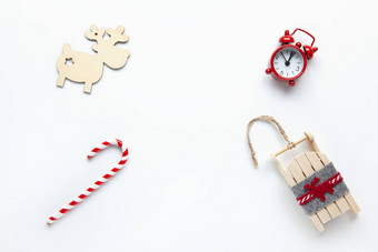 圣诞节平躺木鹿糖果狗小红色的模拟时钟雪橇白色背景复制空间最小的风格前视图庆祝活动节日生态概念水平