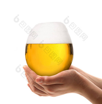 玻璃啤酒<strong>手举行</strong>白色背景