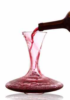 红色的酒倒玻璃水瓶