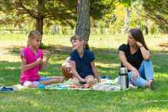女孩女孩会说话的野餐