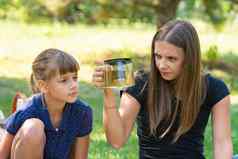 女孩女孩感兴趣茶壶野餐