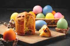 复活节蛋糕切割董事会彩色的鸡蛋表格柳条篮子传统的复活节早餐