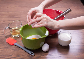 女人打破鸡蛋碗烹饪蛋糕
