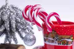 红色的白色糖果拐杖红色的杯概念圣诞节喝白色背景