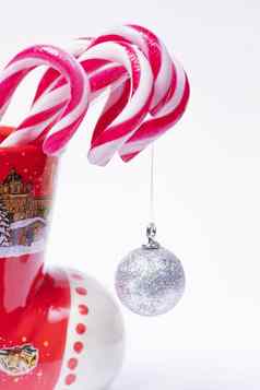 一年糖果拐杖红色的杯白色背景一年概念甜蜜的糖果拐杖传统的圣诞节糖果棒棒糖棒简约设计
