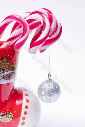 一年糖果<strong>拐杖</strong>红色的杯白色背景一年概念甜蜜的糖果<strong>拐杖</strong>传统的圣诞节糖果棒棒糖棒简约设计