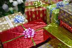 色彩斑斓的盒子礼物圣诞节朋友家庭