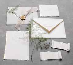 婚礼细节平躺婚礼邀请滚动纸瓶香味环盒子简单的花束