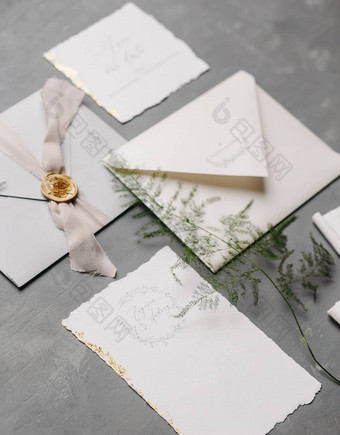 婚礼细节平躺婚礼邀请滚动纸瓶香味环盒子简单的花束