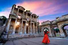 女人站塞尔苏斯图书馆以弗所古老的城市伊斯梅尔火鸡