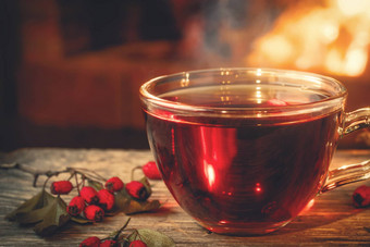 茶山楂玻璃杯木表格房间燃烧壁炉