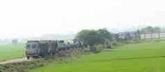长队列交通重货物卡车卡车车辆等待行村高速公路没有铺柏油的路印度最大土地服务号州际公路网络世界西孟加拉印度亚洲