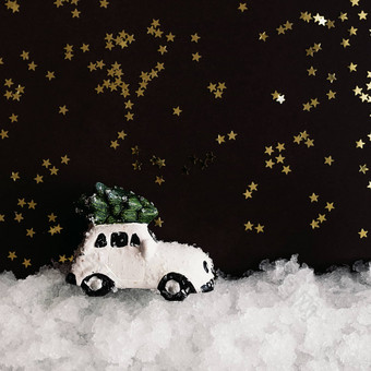 微型白色玩具车携带圣诞节树屋顶雪黑暗背景闪亮的星星复制空间圣诞节作文明信片模板